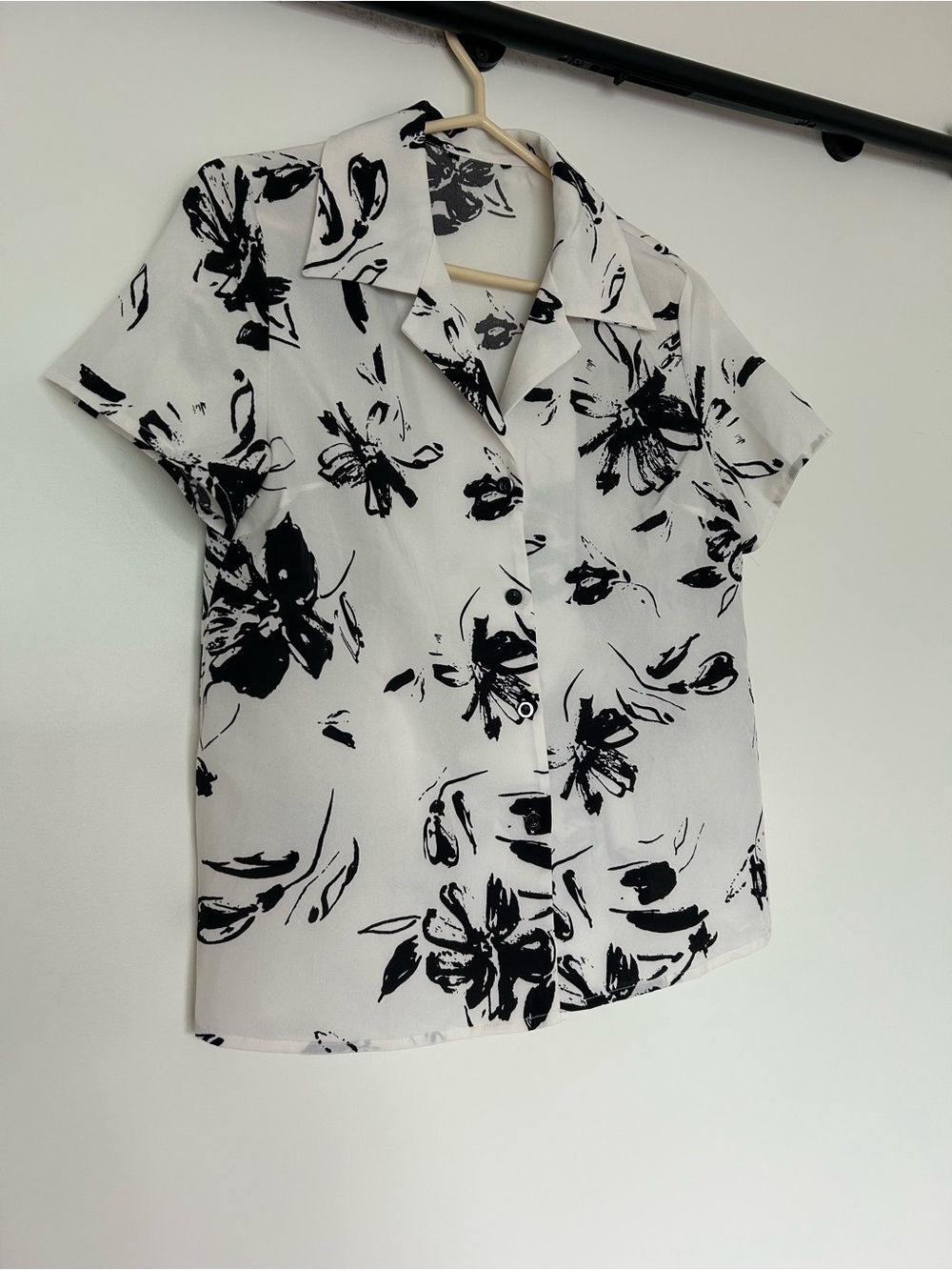 2 for 10$ ☀️ B&W floral blouse